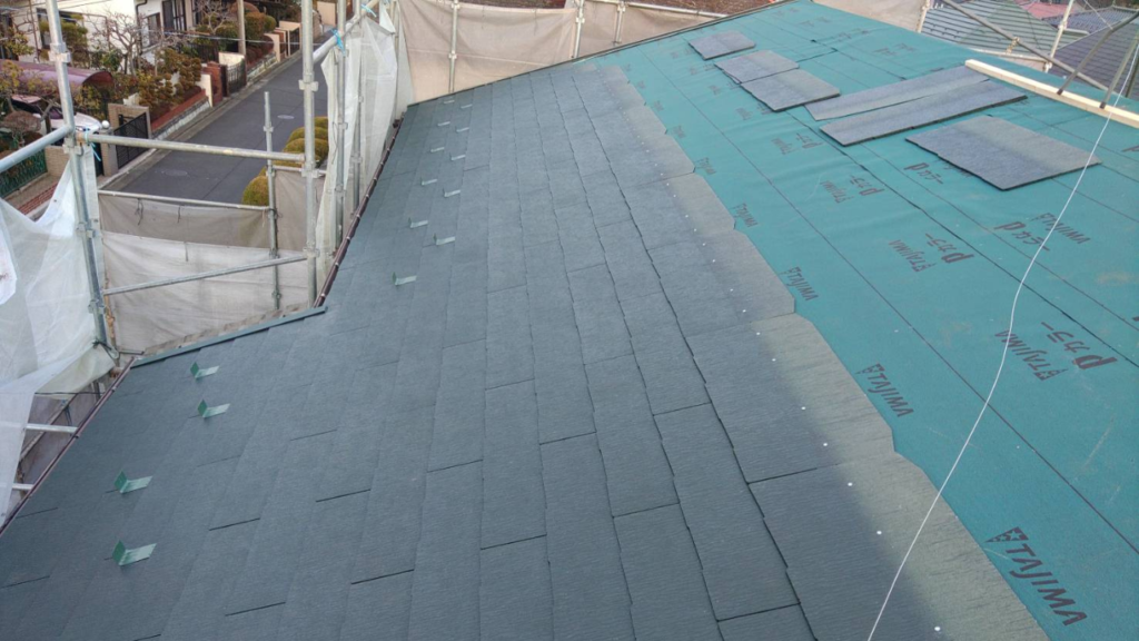 屋根替えの防水シート・カラーベスト貼り