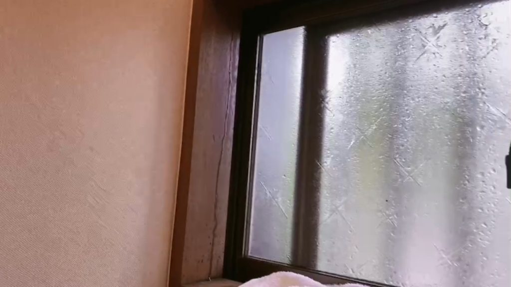 窓枠からの雨もり
