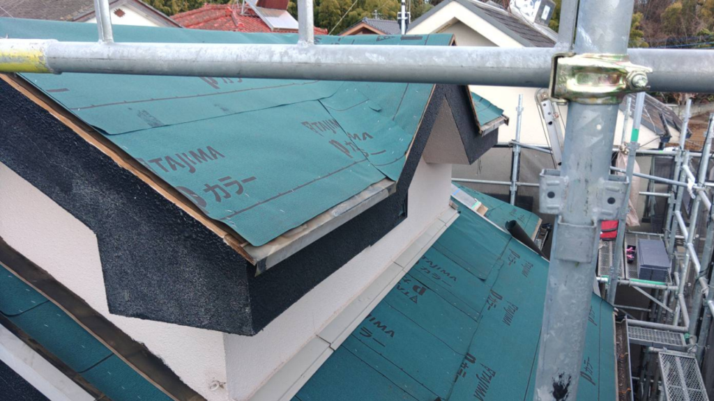 屋根替えの防水シート貼り
